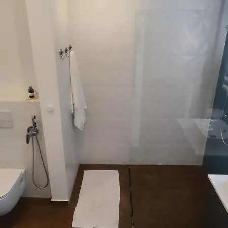 Barber's Home, Free Private Parking 아파트